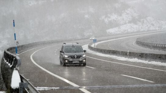 Nevada en la Autov&iacute;a A6, a su paso por el Concello de As Nogais, en Lugo, Galicia (Espa&ntilde;a)