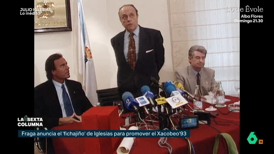 Embajador Xacobeo y un concierto pagado con "manzanas": así fue el polémico paso por Galicia de Julio Iglesias Manuel Fraga decidió convertir al cantante el embajador del año jubilar. El artista, además, celebró un concierto en la plaza del Obradoiro. La elección no estuvo exenta de polémica debido al elevado coste que suposo que Iglesias cantara en Santiago de Compostela.