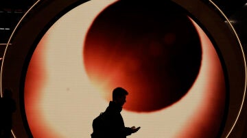 Cartel informativo del eclipse total de sol que tendr&aacute; lugar el 12 de agosto de 2026 en la Feria Internacional de Turismo Fitur 2026