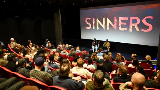 Akua Gyamfi y Delroy Lindo en una proyecci&oacute;n especial de 'Los pecadores' en el hotel Soho de Londres, en noviembre de 2025
