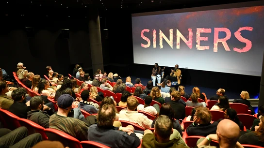 Akua Gyamfi y Delroy Lindo en una proyección especial de 'Los pecadores' en el hotel Soho de Londres, en noviembre de 2025 Akua Gyamfi y Delroy Lindo en una proyección especial de 'Los pecadores' en el hotel Soho de Londres, en noviembre de 2025