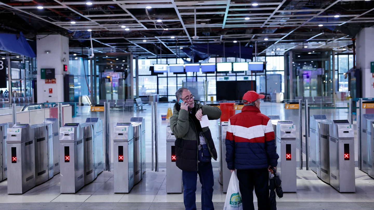 Varias personas esperan a acceder al servicio de Rodalies en la estación de Sants Varias personas esperan a acceder al servicio de Rodalies en la estación de Sants