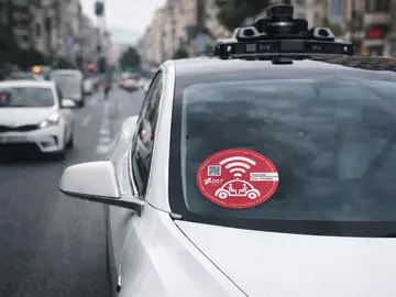 Si te cruzas con un coche con etiqueta roja, no es contaminante, pero será mejor que no te enfades con el conductor Si te cruzas con un coche con etiqueta roja, no es contaminante, pero será mejor que no te enfades con el conductor