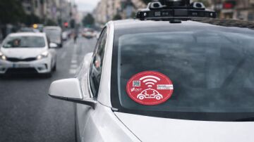 Si te cruzas con un coche con etiqueta roja, no es contaminante, pero ser&aacute; mejor que no te enfades con el conductor