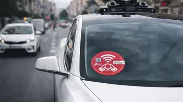 Si te cruzas con un coche con etiqueta roja, no es contaminante, pero será mejor que no te enfades con el conductor Si te cruzas con un coche con etiqueta roja, no es contaminante, pero será mejor que no te enfades con el conductor