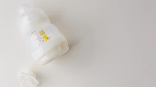 Imagen de archivo de un biberón. Imagen de archivo de un biberón.