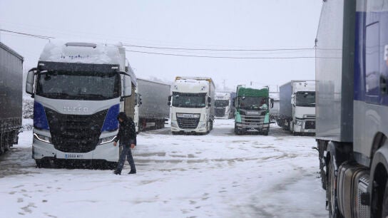 Camiones y veh&iacute;culos de gran tonelaje permanecen embolsados en &aacute;reas de servicio de Le&oacute;n y Zamora.