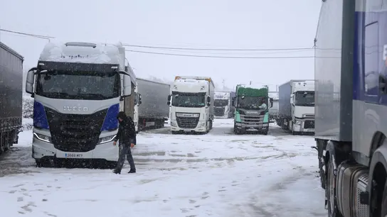 Camiones y vehículos de gran tonelaje permanecen embolsados en áreas de servicio de León y Zamora. Camiones y vehículos de gran tonelaje permanecen embolsados en áreas de servicio de León y Zamora.