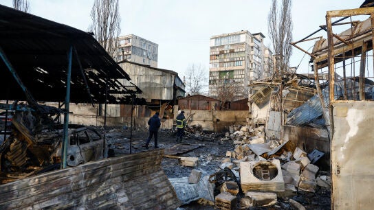 Consecuencias de un ataque con drones y misiles rusos en Kyiv.
