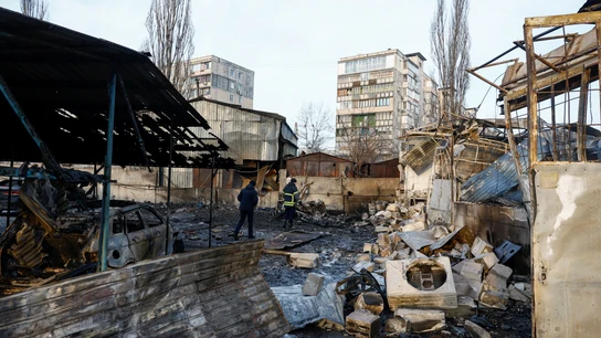 Consecuencias de un ataque con drones y misiles rusos en Kyiv. Consecuencias de un ataque con drones y misiles rusos en Kyiv.