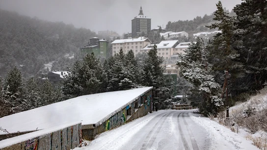 Imagen de archivo de nieve en la carretera en el Puerto de Navacerrada Imagen de archivo de nieve en la carretera en el Puerto de Navacerrada