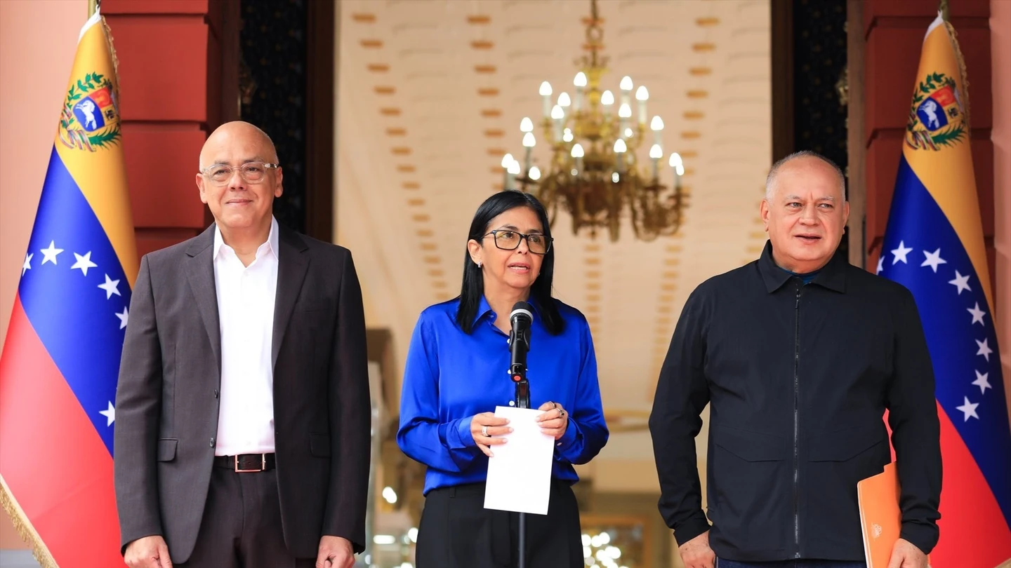 De izquierda a derecha: el presidente del Parlamento, Jorge Rodríguez; la presidenta encargada de Venezuela, Delcy Rodríguez; y el ministro del Interior, Diosdado Cabello De izquierda a derecha: el presidente del Parlamento, Jorge Rodríguez; la presidenta encargada de Venezuela, Delcy Rodríguez; y el ministro del Interior, Diosdado Cabello