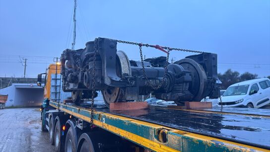 El 'bogie' del coche n&uacute;mero ocho del tren Iryo accidentado en Adamuz es transportado en un cami&oacute;n.