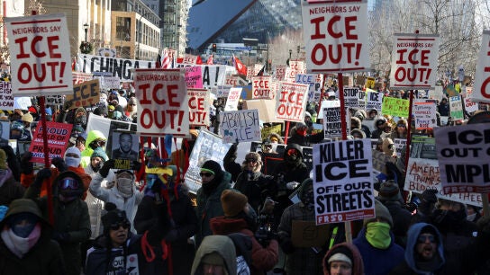 Miles de personas llenan las calles de Minneapolis en una nueva jornada de protestas contra el ICE.