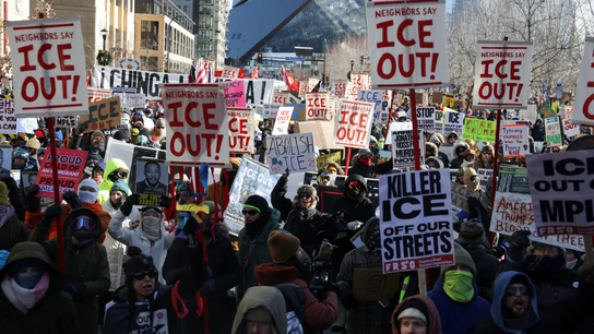 Miles de personas llenan las calles de Minneapolis en una nueva jornada de protestas contra el ICE. Miles de personas llenan las calles de Minneapolis en una nueva jornada de protestas contra el ICE.