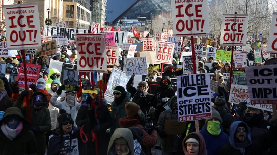 Miles de personas llenan las calles de Minneapolis en una nueva jornada de protestas contra el ICE. Miles de personas llenan las calles de Minneapolis en una nueva jornada de protestas contra el ICE.