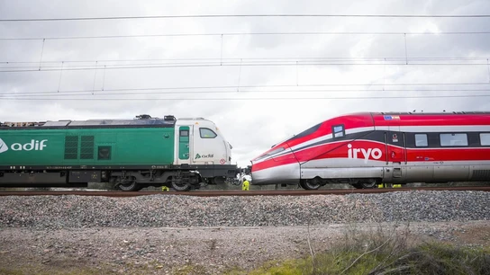 Una locomotora de Adif remolca por la vía los cinco vagones del tren Iryo que están en mejores condiciones. Una locomotora de Adif remolca por la vía los cinco vagones del tren Iryo que están en mejores condiciones.