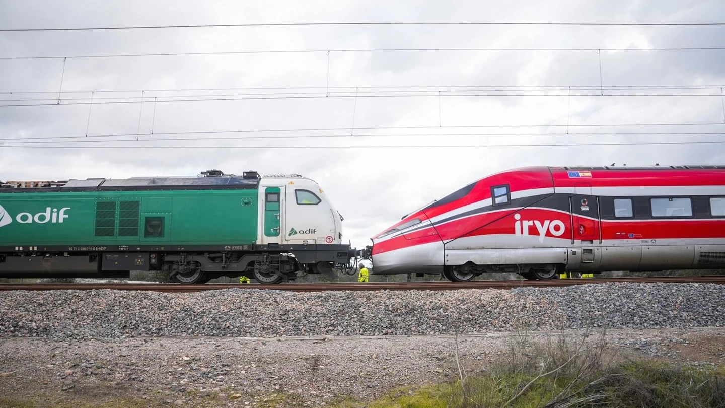 Una locomotora de Adif remolca por la vía los cinco vagones del tren Iryo que están en mejores condiciones. Una locomotora de Adif remolca por la vía los cinco vagones del tren Iryo que están en mejores condiciones.