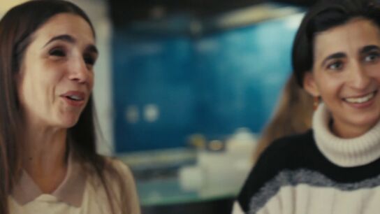 Alba Flores, tras confesar Jordi &Eacute;vole que tiene un &lsquo;crush&rsquo; Elena Furiase: "Me has enga&ntilde;ado para tener una cita con mi prima, cucha el payo"