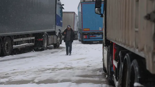 Miles de camiones fueron afectados por las restricciones a raíz de las nevadas. Miles de camiones fueron afectados por las restricciones a raíz de las nevadas.