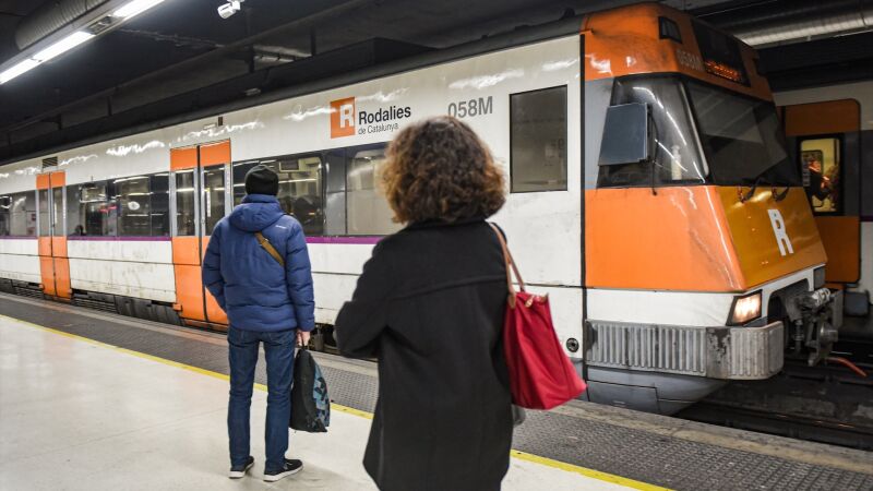 Viajeros cogen un tren de rodalies este viernes. 
