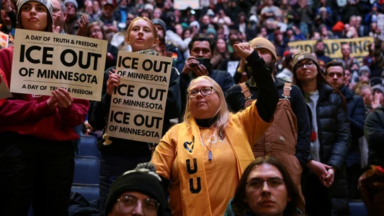 Miles de personas desafían al frío, cierran sus negocios y llenan las calles de Minneapolis en una nueva jornada de protestas contra el ICE. Miles de personas desafían al frío, cierran sus negocios y llenan las calles de Minneapolis en una nueva jornada de protestas contra el ICE.