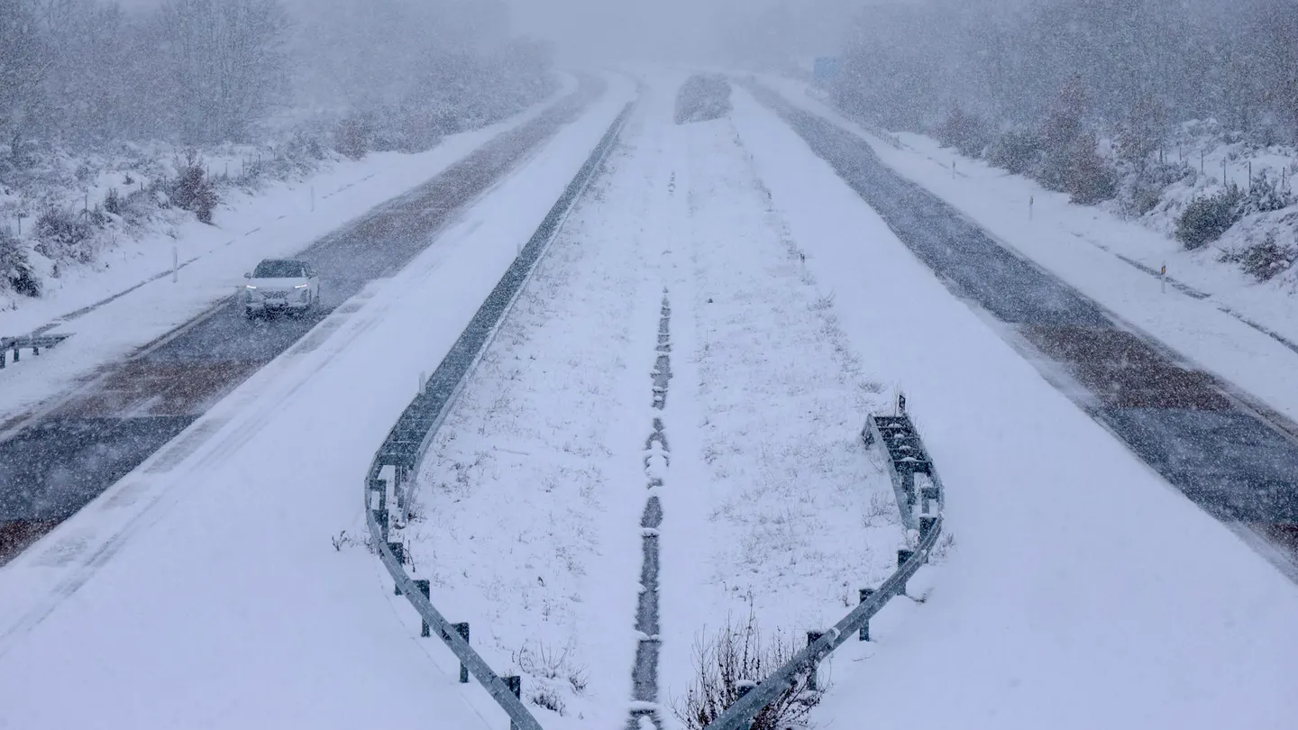 23/01/2026 13:49 (UTC) Crédito: EFE Fuente: EFE Autor: Mariam A. Montesinos Temática: Estilo de vida y tiempo libre » Viajes y desplazamiento diario » Tráfico Meteorología Imagen de la nevada este viernes en la Autovía A-52 'Rías Bajas' a su paso por Mombuey (Zamora) 23/01/2026 13:49 (UTC) Crédito: EFE Fuente: EFE Autor: Mariam A. Montesinos Temática: Estilo de vida y tiempo libre » Viajes y desplazamiento diario » Tráfico Meteorología Imagen de la nevada este viernes en la Autovía A-52 'Rías Bajas' a su paso por Mombuey (Zamora)