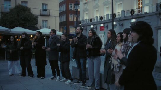 La emoci&oacute;n de Alba Flores cuando un coro callejero empieza a cantar 'No dudar&iacute;a' al verla 