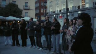 La emoci&oacute;n de Alba Flores cuando un coro callejero empieza a cantar 'No dudar&iacute;a' al verla 