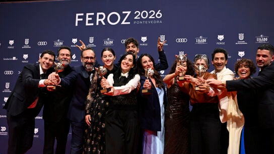 La realizadora Alauda Ruiz de Azua acompa&ntilde;ada por el equipo de la pel&iacute;cula &acute;Los Domingos&acute; posan con los premios recibidos durante la gala de entrega de los Premios Feroz 2026.