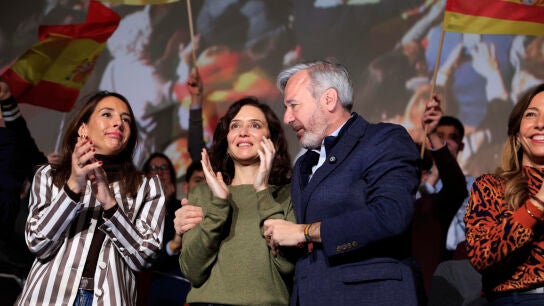 Jorge Azc&oacute;n e Isabel D&iacute;az Ayuso en un acto de campa&ntilde;a en Zaragoza