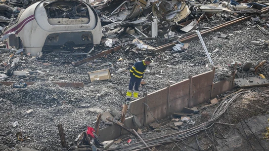 Trabajadores realizan tareas de retirada de los vagores en el punto de las vías donde tuvo lugar el accidente de trenes de Adamuz. Trabajadores realizan tareas de retirada de los vagores en el punto de las vías donde tuvo lugar el accidente de trenes de Adamuz.