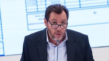 El ministro de Transportes, &Oacute;scar Puente, atiende a los medios en una rueda de prensa, en la sede del Ministerio de Transportes.