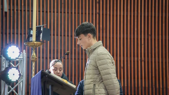 El joven voluntario Julio Rodríguez durante la misa en memoria de las víctimas de Adamuz. El joven voluntario Julio Rodríguez durante la misa en memoria de las víctimas de Adamuz.