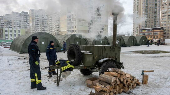 Rescatistas desplegando tiendas de campaña en un punto de calefacción en Kyiv (Ucrania), el domingo 25 de enero de 2026