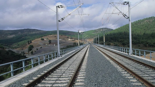 Imagen de archivo de la línea Madrid-Sevilla, a su paso por Córdoba. Imagen de archivo de la línea Madrid-Sevilla, a su paso por Córdoba.