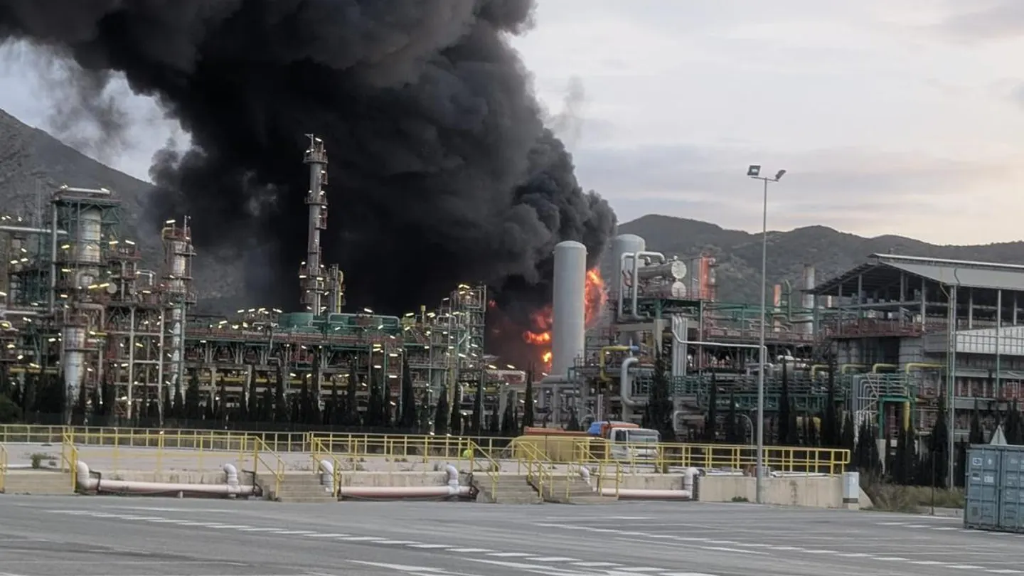 Imagen del incendio que afecta a las instalaciones de Repsol en Cartagena (Murcia) Imagen del incendio que afecta a las instalaciones de Repsol en Cartagena (Murcia)