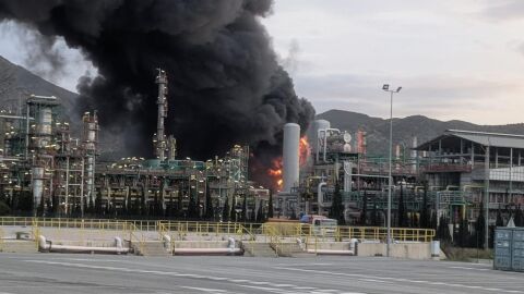 Imagen del incendio que afecta a las instalaciones de Repsol en Cartagena (Murcia)