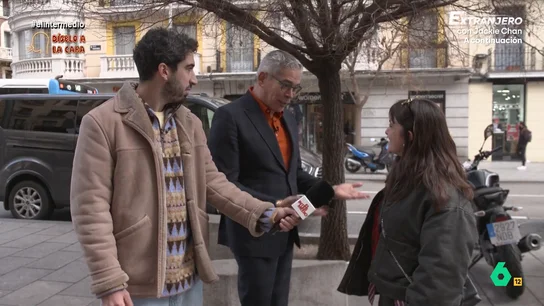 La reacción de Boris Izaguirre al encontrarse con una fan que no ha leído ninguno de sus libros: "Tenemos un malentendido" Isma Juárez 'secuestra' a otro rostro conocido para su sección 'Díselo a la cara'. En este vídeo, Boris Izaguirre se enfrenta a las opiniones de los españoles y españolas, para luego aparecer ante ellos por sorpresa.