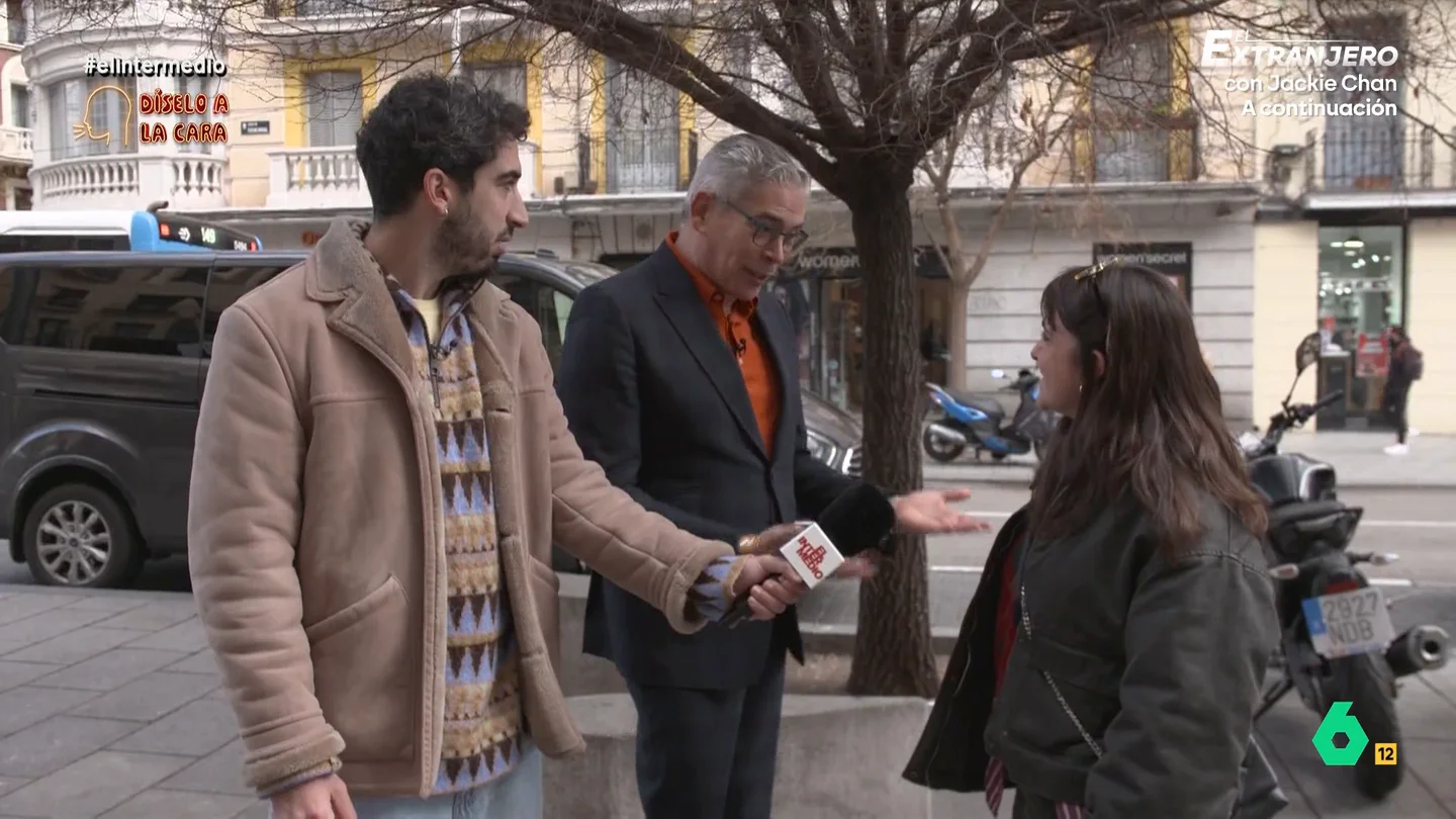La reacción de Boris Izaguirre al encontrarse con una fan que no ha leído ninguno de sus libros: "Tenemos un malentendido" Isma Juárez 'secuestra' a otro rostro conocido para su sección 'Díselo a la cara'. En este vídeo, Boris Izaguirre se enfrenta a las opiniones de los españoles y españolas, para luego aparecer ante ellos por sorpresa.