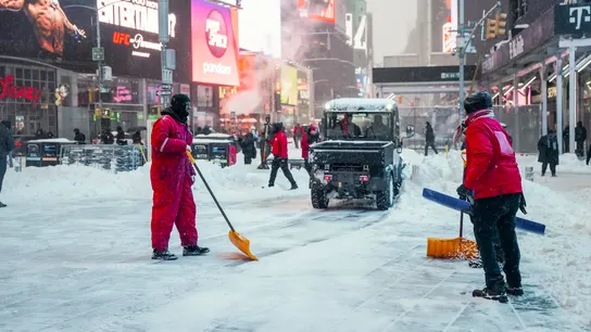 Imagen de operarios retirando la nieve en el centro de Nueva York Imagen de operarios retirando la nieve en el centro de Nueva York