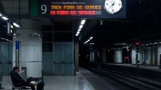  Aspecto de la estaci&oacute;n de Sants de Barcelona, este lunes en que el servicio de Rodalies y Media Distancia de Catalu&ntilde;a vuelve a sufrir una jornada ca&oacute;tica a ra&iacute;z de las incidencias.