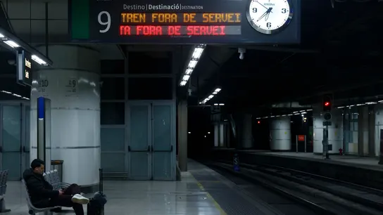 Aspecto de la estación de Sants de Barcelona, este lunes en que el servicio de Rodalies y Media Distancia de Cataluña vuelve a sufrir una jornada caótica a raíz de las incidencias. Aspecto de la estación de Sants de Barcelona, este lunes en que el servicio de Rodalies y Media Distancia de Cataluña vuelve a sufrir una jornada caótica a raíz de las incidencias.