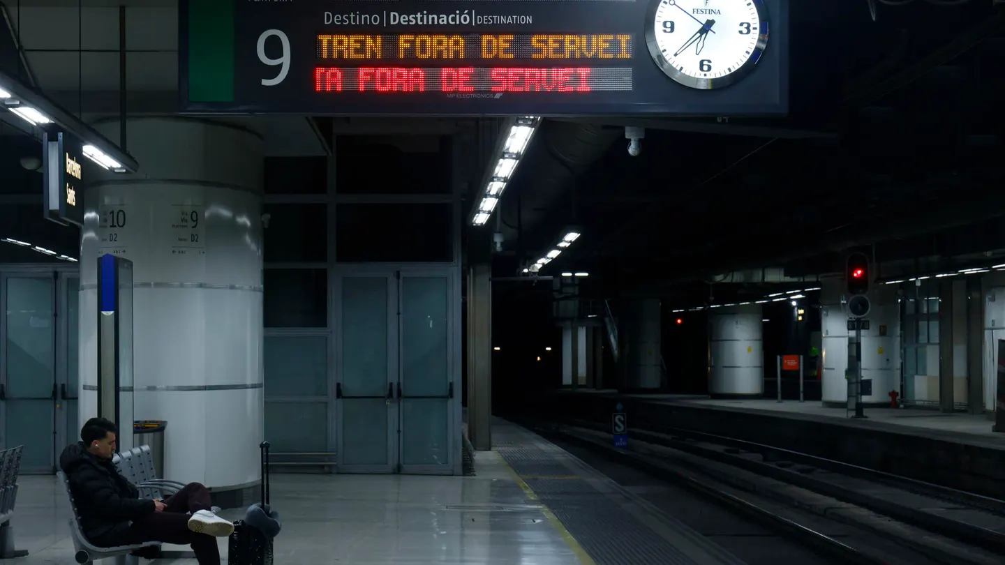 Aspecto de la estación de Sants de Barcelona, este lunes en que el servicio de Rodalies y Media Distancia de Cataluña vuelve a sufrir una jornada caótica a raíz de las incidencias. Aspecto de la estación de Sants de Barcelona, este lunes en que el servicio de Rodalies y Media Distancia de Cataluña vuelve a sufrir una jornada caótica a raíz de las incidencias.