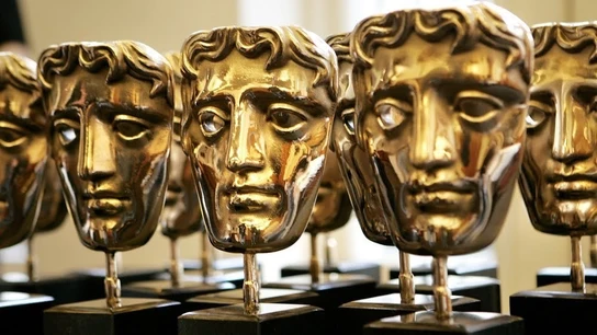 Varias estatuillas de los premios BAFTA aguardan a sus ganadores. Varias estatuillas de los premios BAFTA aguardan a sus ganadores.