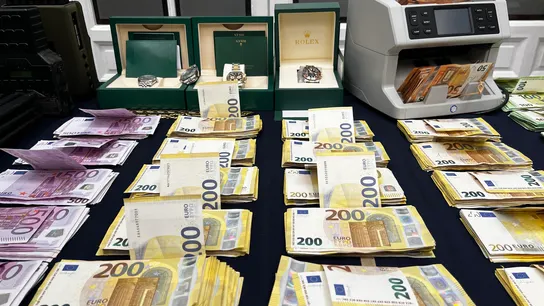 Un total de 105 personas han sido detenidas en Andalucía y Canarias en las dos fases de la operación ‘Sombra Negra’, que ha supuesto el desmantelamiento de una organización logística de apoyo al narcotráfico en el Atlántico. Un total de 105 personas han sido detenidas en Andalucía y Canarias en las dos fases de la operación ‘Sombra Negra’, que ha supuesto el desmantelamiento de una organización logística de apoyo al narcotráfico en el Atlántico.