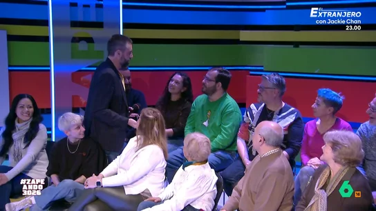 Dani Mateo localiza a dos australianos entre el público: "¿Por qué vivís en un sitio donde abres un cajón y sale algo que te mata?" Dani Mateo demuestra que Zapeando es un programa internacional hablando con dos personas del público que viven en Australia. En este vídeo, desvelan el animal más peligroso que se han encontrado allí.