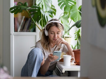 Chica joven escuchando m&uacute;sica
