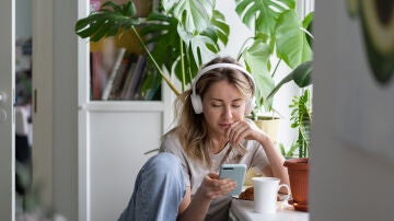 Chica joven escuchando m&uacute;sica