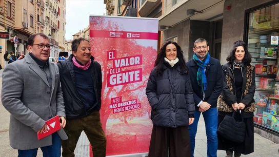 La candidata de Izquierda Unida-Movimiento Sumar a las elecciones de Aragón de 2026, Marta Abengochea, junto a sus compañeros Álvario Sanz y Jesús García Usón durante uno de sus actos de campaña. La candidata de Izquierda Unida-Movimiento Sumar a las elecciones de Aragón de 2026, Marta Abengochea, junto a sus compañeros Álvario Sanz y Jesús García Usón durante uno de sus actos de campaña.